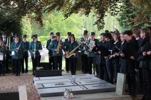 Het Engelse volkslied wordt gespeeld en gezongen door de Remigius Harmonie en het koor Rejoice