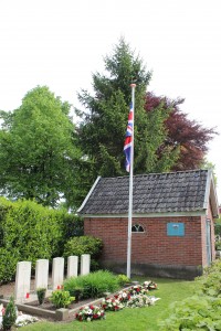 schoolkinderen hebben bloemen gelegd bij de graven en er zijn kaarsen aangestoken